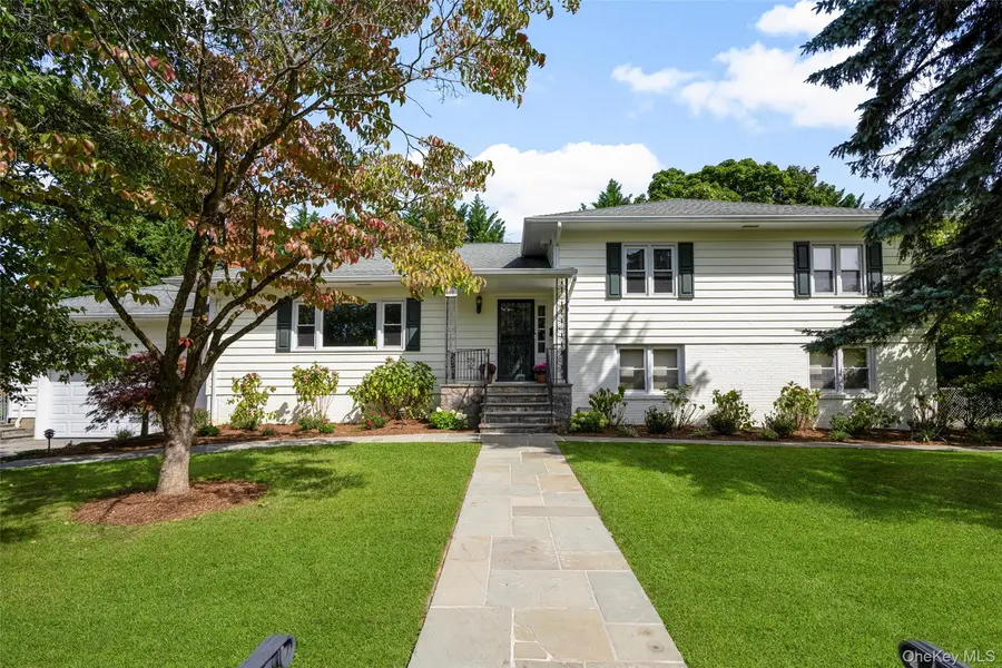 30 Antler PL, New Rochelle, NY 10804