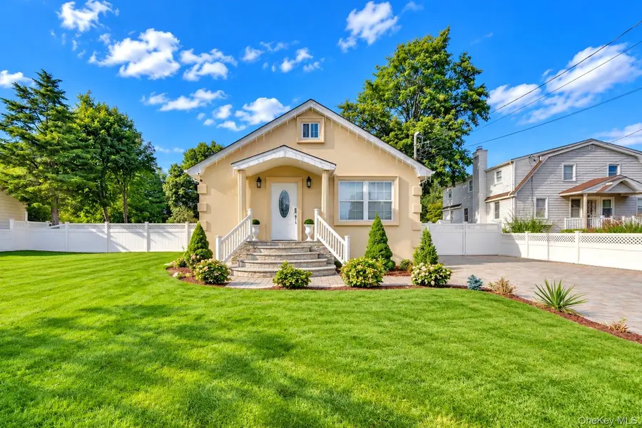 45 Matthews AVE, West Babylon, NY 11704
