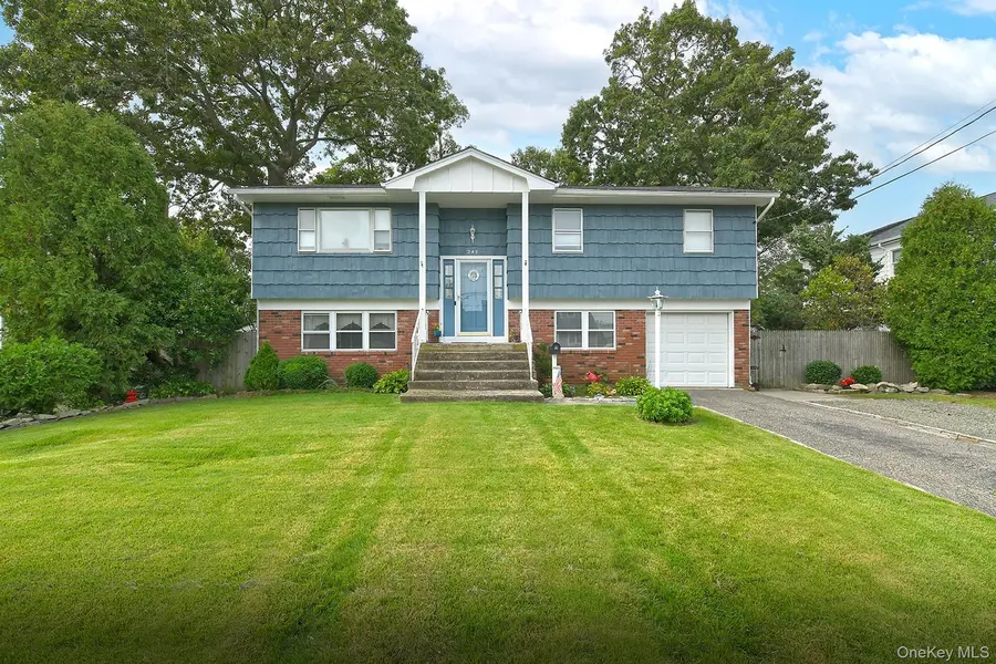 245 N Fulton AVE, Lindenhurst, NY 11757
