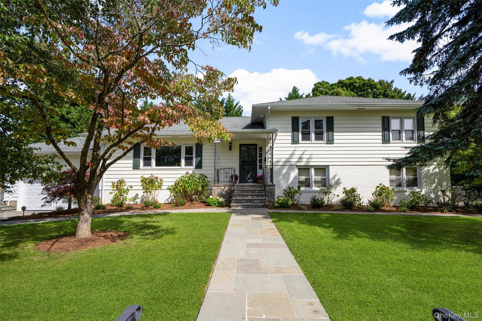 30 Antler PL, New Rochelle, NY 10804