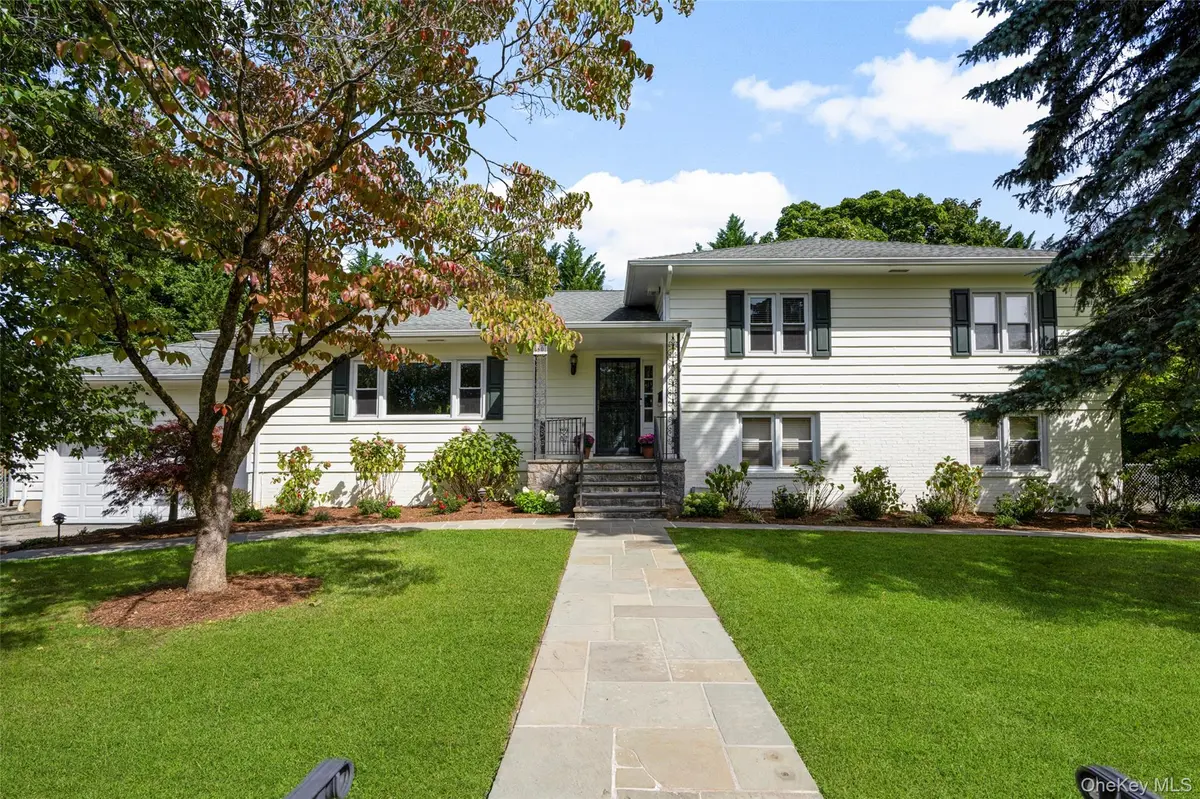 30 Antler PL, New Rochelle, NY 10804