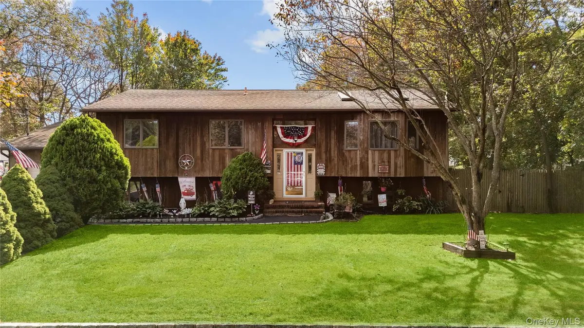 14 Mineola ST, Holtsville, NY 11742