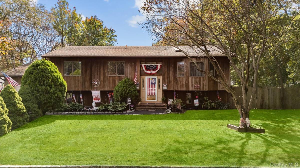 14 Mineola ST, Holtsville, NY 11742