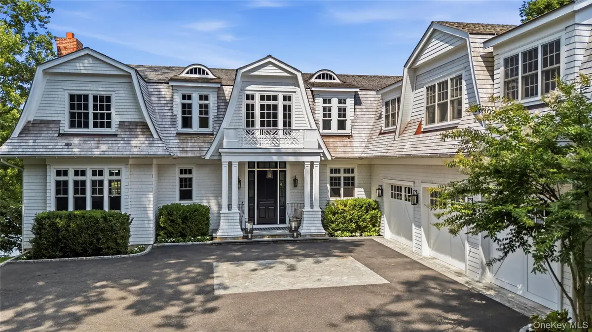 51 School LN, Huntington, NY 11743