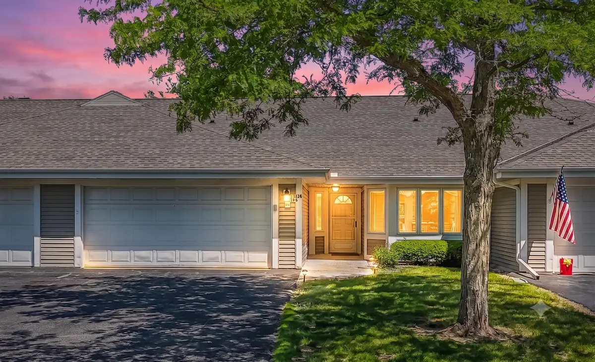11014 MEQUON SQUARE DR, Mequon, WI 53092