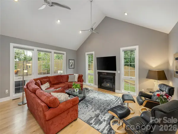 8 Broadmoor DR, Arden, NC 28704