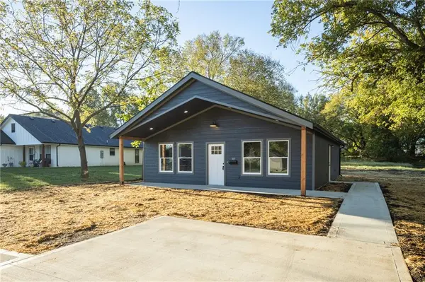 305 E Pacific ST, Holden, MO 64040
