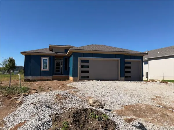 18508 Pawnee LN, Overland Park, KS 66085