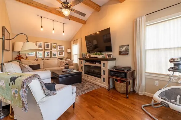8200 Summit ST, Kansas City, MO 64114