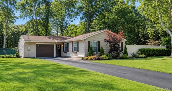 28 Yaphank AVE, Brookhaven, NY 11719