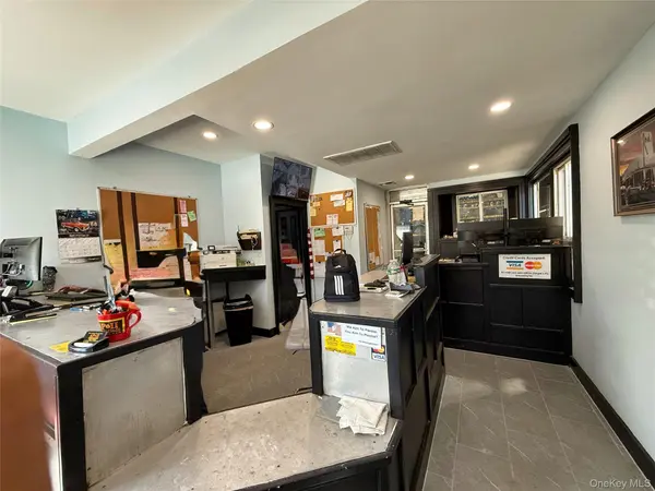 556 W Hoffman AVE, Lindenhurst, NY 11757