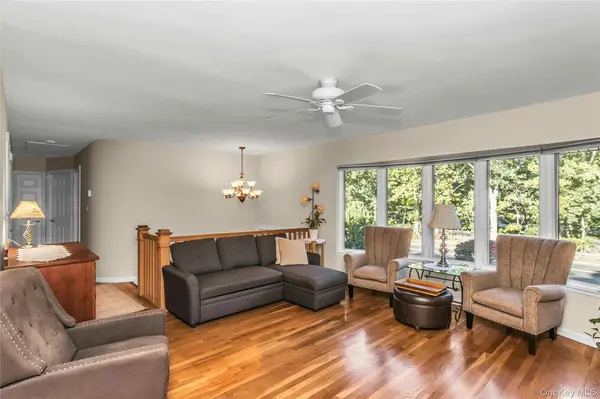 160 Overlook DR, East Islip, NY 11730