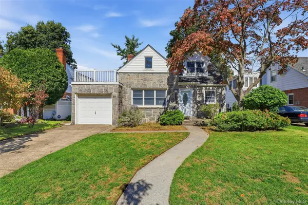 41 Oak DR, New Hyde Park, NY 11040