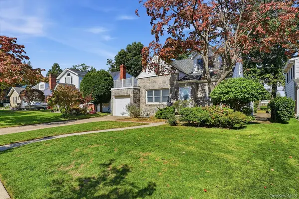 41 Oak DR, New Hyde Park, NY 11040