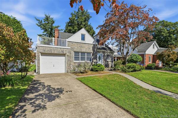 41 Oak DR, New Hyde Park, NY 11040