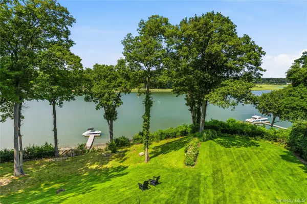 51 School LN, Huntington, NY 11743