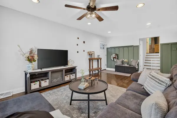 1043 Walter ST, Lemont, IL 60439