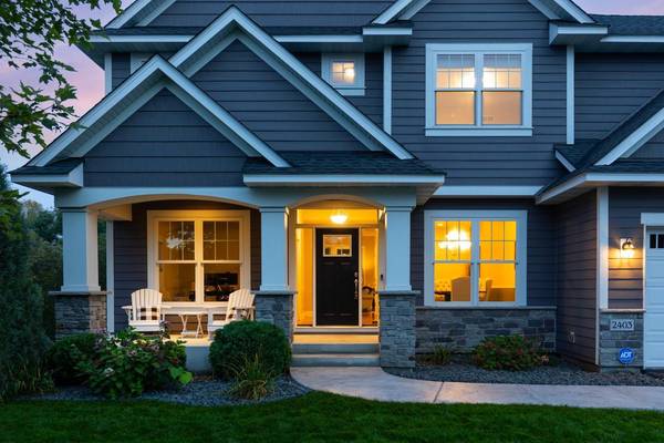 2403 Highover TRL, Chanhassen, MN 55317