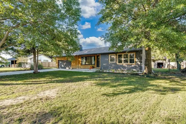 18 E Hawthorne St, Wichita, KS 67206-2535