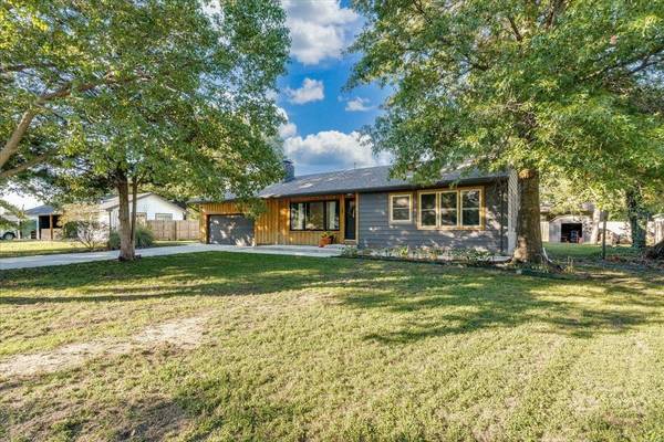 18 E Hawthorne St, Wichita, KS 67206-2535