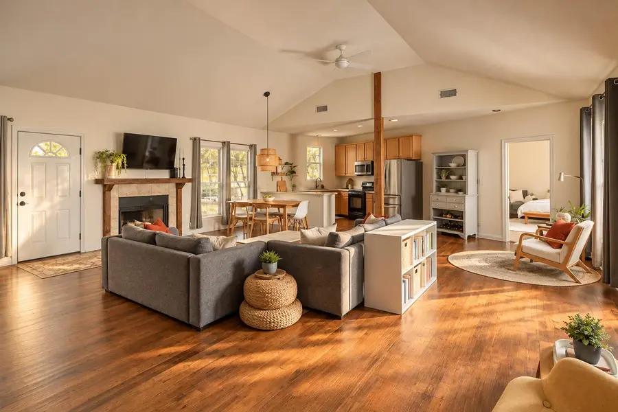 21900 Moulin DR, Spicewood, TX 78669
