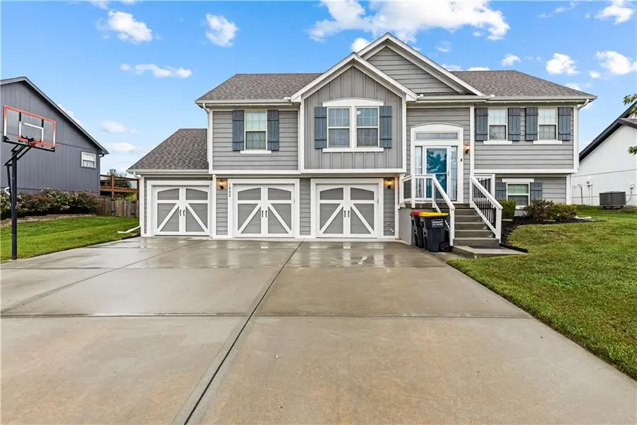 1002 W 10th AVE, Kearney, MO 64060