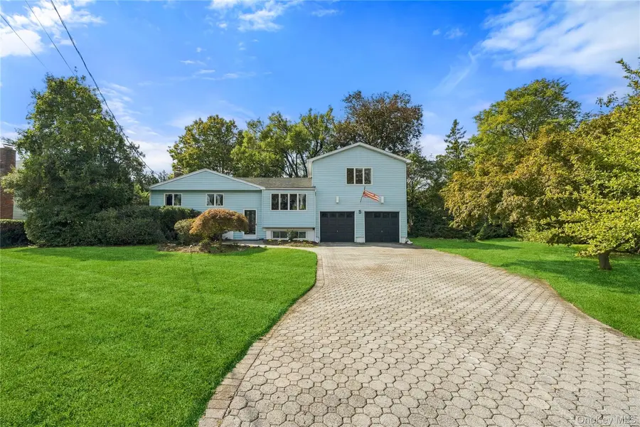 5 Lansing LN, East Northport, NY 11731