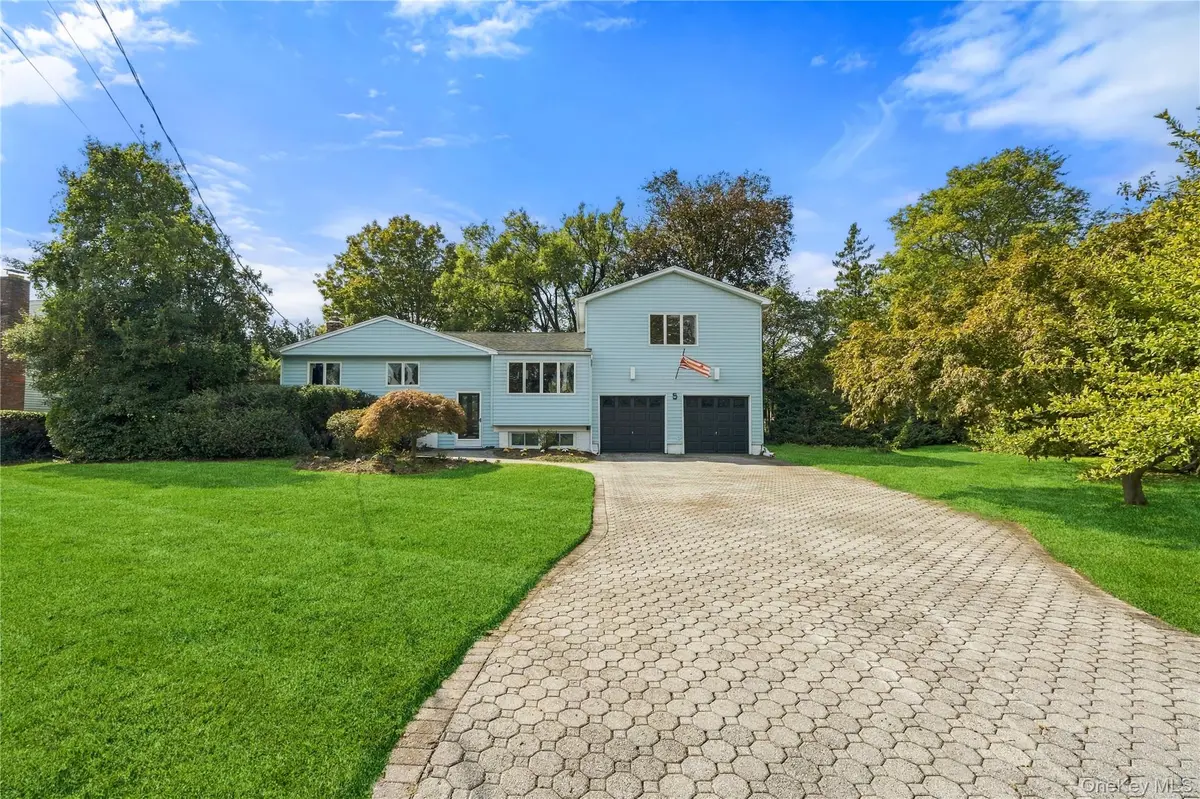 5 Lansing LN, East Northport, NY 11731