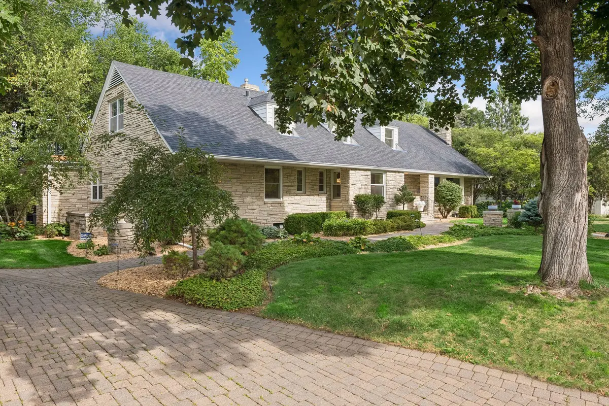 4808 Woodhill WAY, Edina, MN 55424