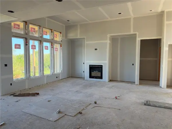 18457 Mohawk LN, Overland Park, KS 66085