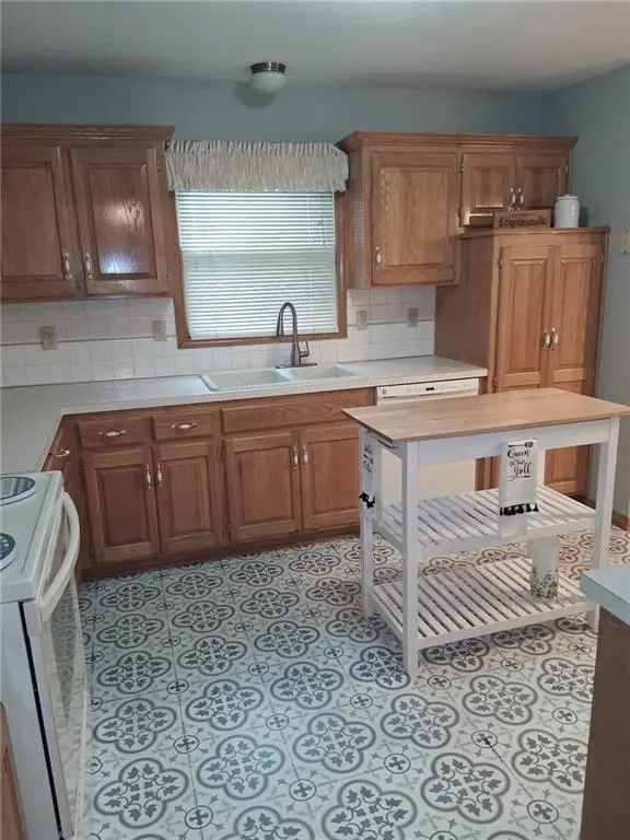 126 SW Hillcrest LN, Lee's Summit, MO 64063