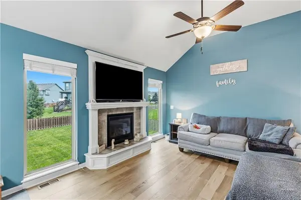 1002 W 10th AVE, Kearney, MO 64060
