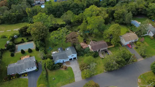 5 Lansing LN, East Northport, NY 11731