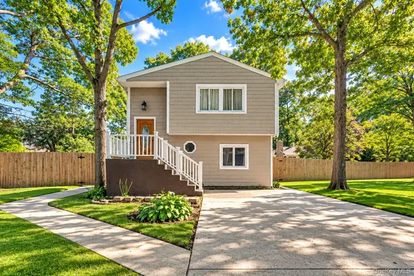 45 Robinwood ST, Mastic, NY 11950