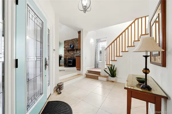 19 Judith PL, East Islip, NY 11730