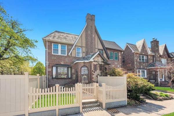 164-26 Grand Central Pkwy, Jamaica, NY 11432