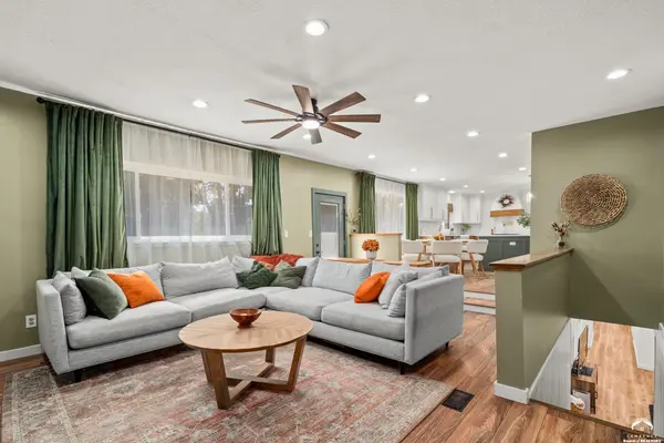 1121 W 27th TER, Lawrence, KS 66046