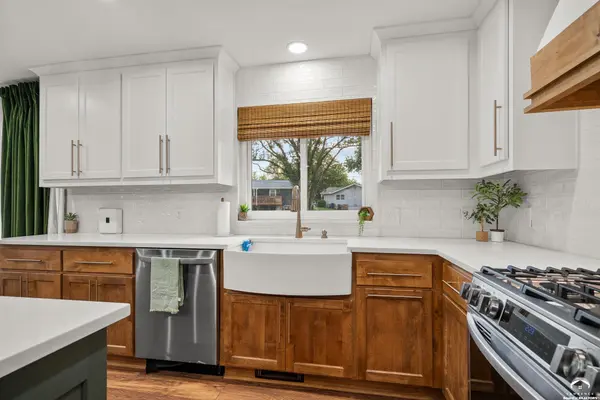 1121 W 27th TER, Lawrence, KS 66046