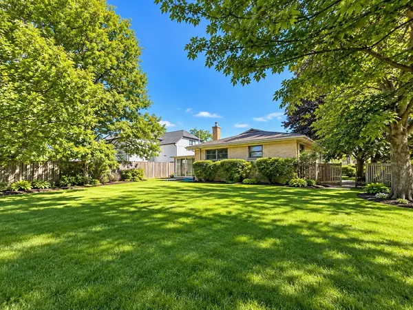 1400 HUNTINGTON DR, Glenview, IL 60025
