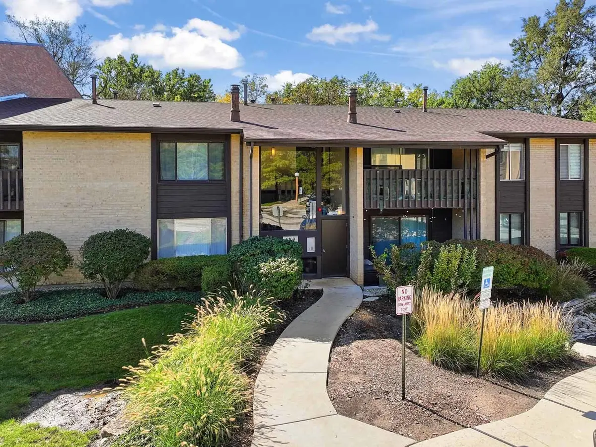 6169 KNOLL WOOD RD #203, Willowbrook, IL 60527