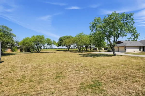 1419 W San Antonio ST, Lockhart, TX 78644