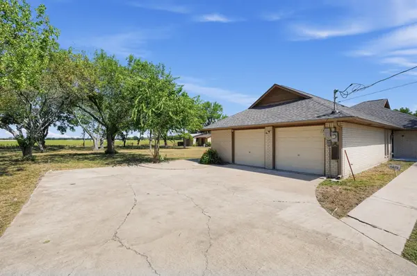 1419 W San Antonio ST, Lockhart, TX 78644