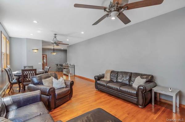 17 Oxford ST, Malverne, NY 11565