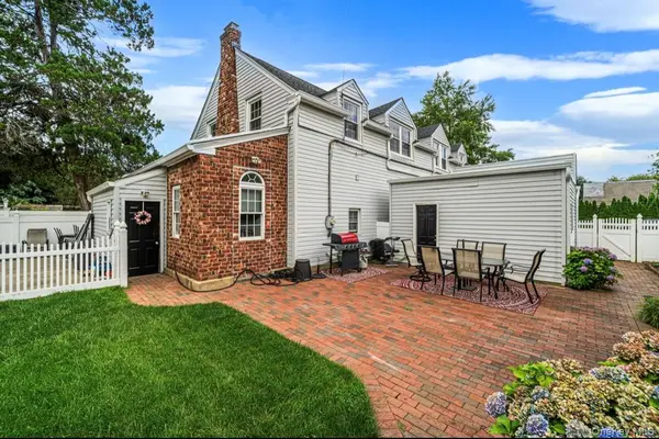 17 Oxford ST, Malverne, NY 11565