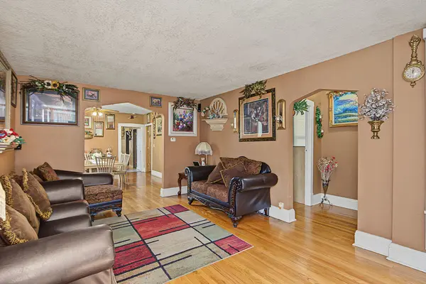 10414 S Ewing AVE, Chicago, IL 60617
