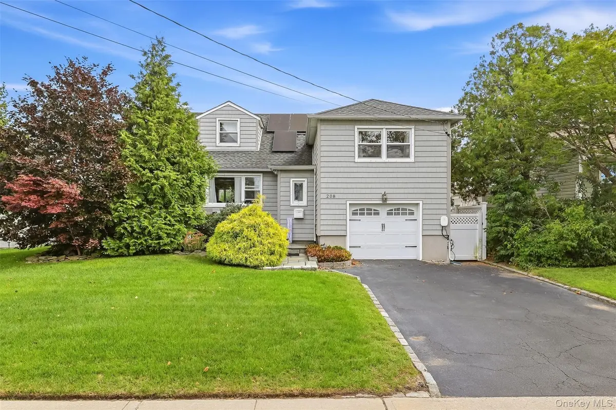 208 Island Pkwy, Island Park, NY 11558
