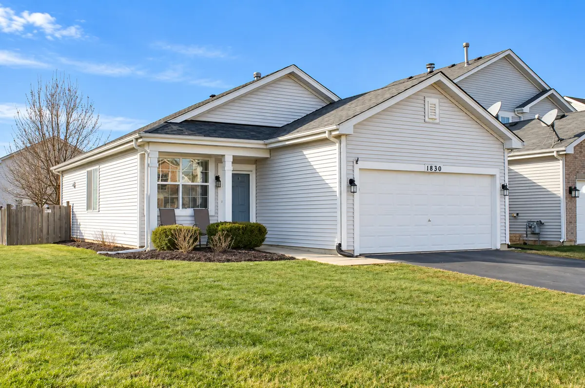 1830 S FALLBROOK DR #1830, Round Lake, IL 60073