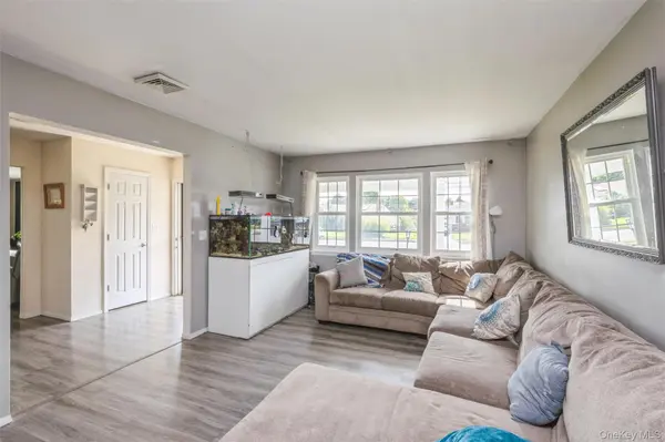35 Norman DR, Bohemia, NY 11716