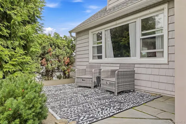208 Island Pkwy, Island Park, NY 11558