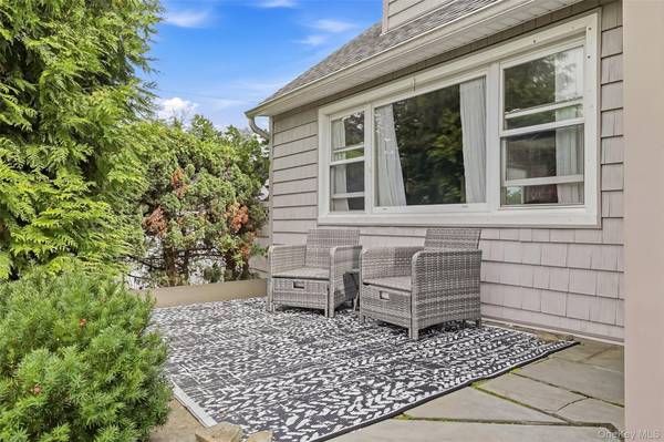 208 Island Pkwy, Island Park, NY 11558